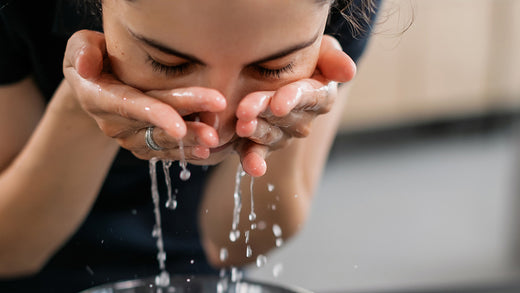 臉部皮膚偏中性、乾燥脫皮、容易敏感泛紅的人,在挑選產品時,原則上要避開「含皂鹼成分」,則選擇「成分單純、刺激性低」的洗臉產品,洗後若有感到皮膚緊繃乾澀、乾燥脫屑、敏感泛紅等狀況,是洗臉產品的清潔力度過強、過度去角質所造成的,不建議再繼續使用