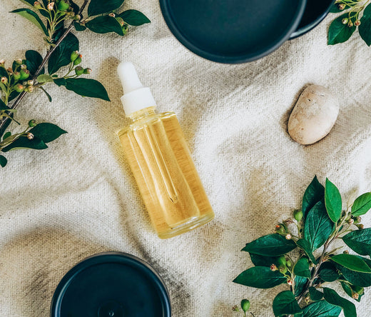 面臨氣候不穩定、且空氣相對濕度減少的秋冬季節，氣溫降低與環境變化會造成肌膚表面屏障保護作用下降，這時候特別容易出現肌膚暗沉、乾燥脫皮、敏感泛紅等狀況，細紋就是在這時候不知不覺產生，如果想要避免肌膚產生乾燥與細紋，「油保養」絕對不能少！