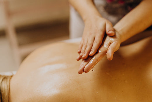 秋天氣候除了會影響身體，心理上的健康也可能有所變化，容易帶起消極、惆悵的情緒，因此常讓人感到比平時更加煩躁與不安，此時就須留意精神方面的調整，建議在秋天心情低落時，可做些幫助放鬆心情的活動，像是按摩或是養生SPA等，幫助保持身心的寧靜及解除秋乏感。